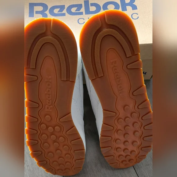 BNIB - New Womans Reebok Classic Sneakers Leather Upper Gum Soles Size 6 1/2 - Picture 6 of 7